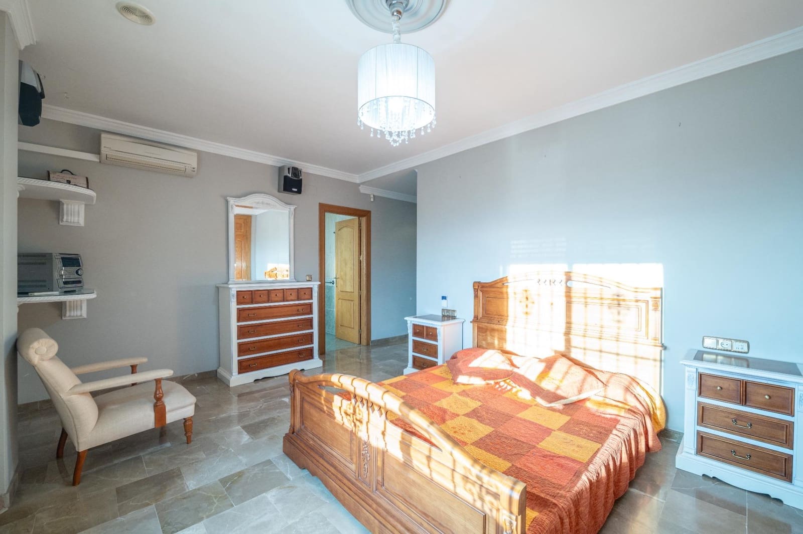 5 sypialnia Willa na sprzedaż w Huetor Vega z basenem garażem - 419 000 € (Ref: 9562006)