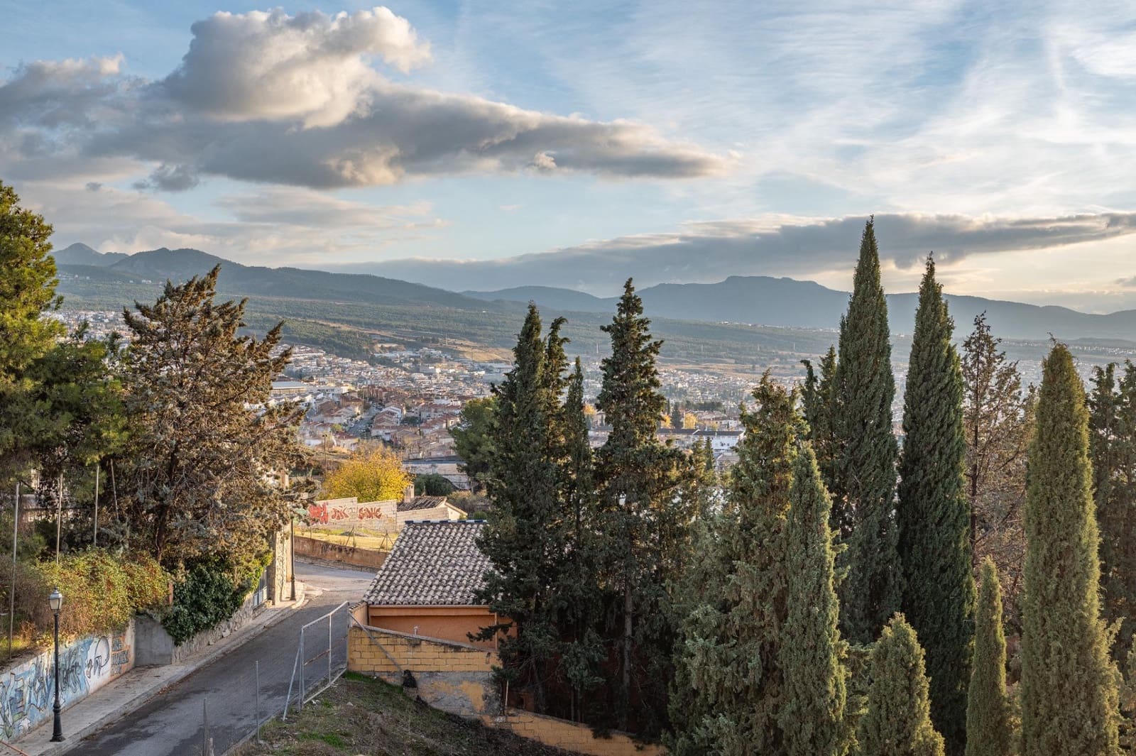 5 sypialnia Willa na sprzedaż w Huetor Vega z basenem garażem - 419 000 € (Ref: 9562006)