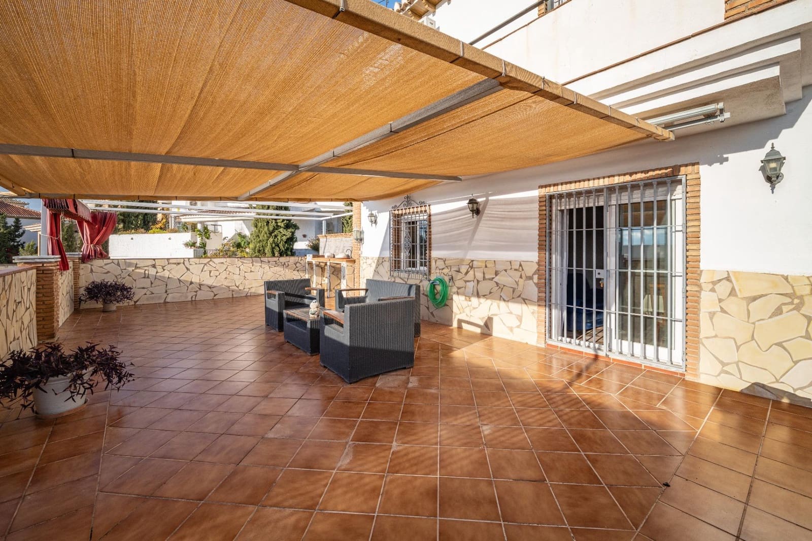 5 soveværelse Villa til salg i Huetor Vega med swimmingpool garage - € 419.000 (Ref: 9584462)