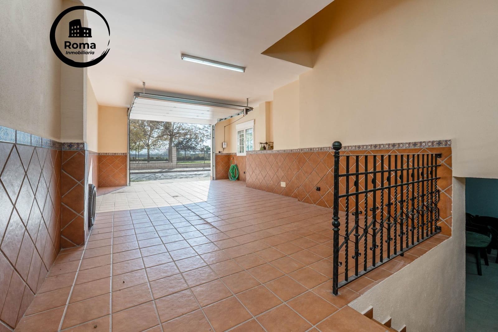 5 bedroom Villa for sale in Santa Fe with pool garage - € 490,000 (Ref: 9586664)