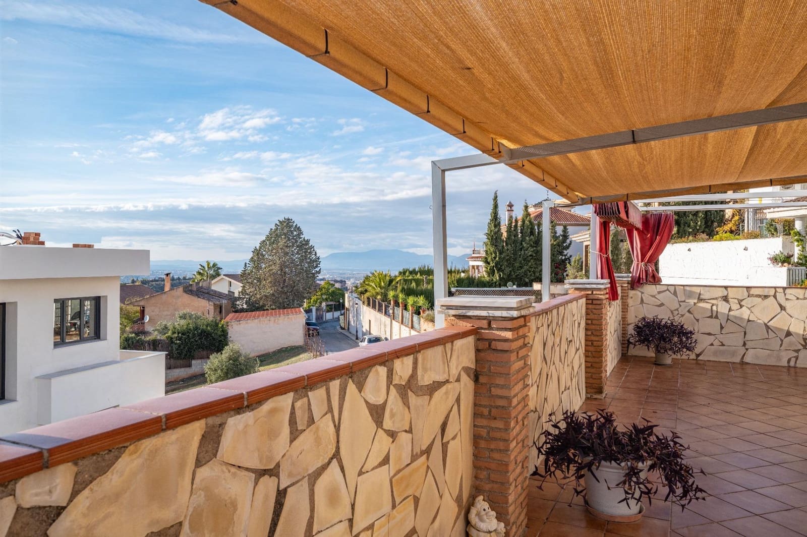 5 soveværelse Villa til salg i Huetor Vega med swimmingpool garage - € 419.000 (Ref: 9591450)