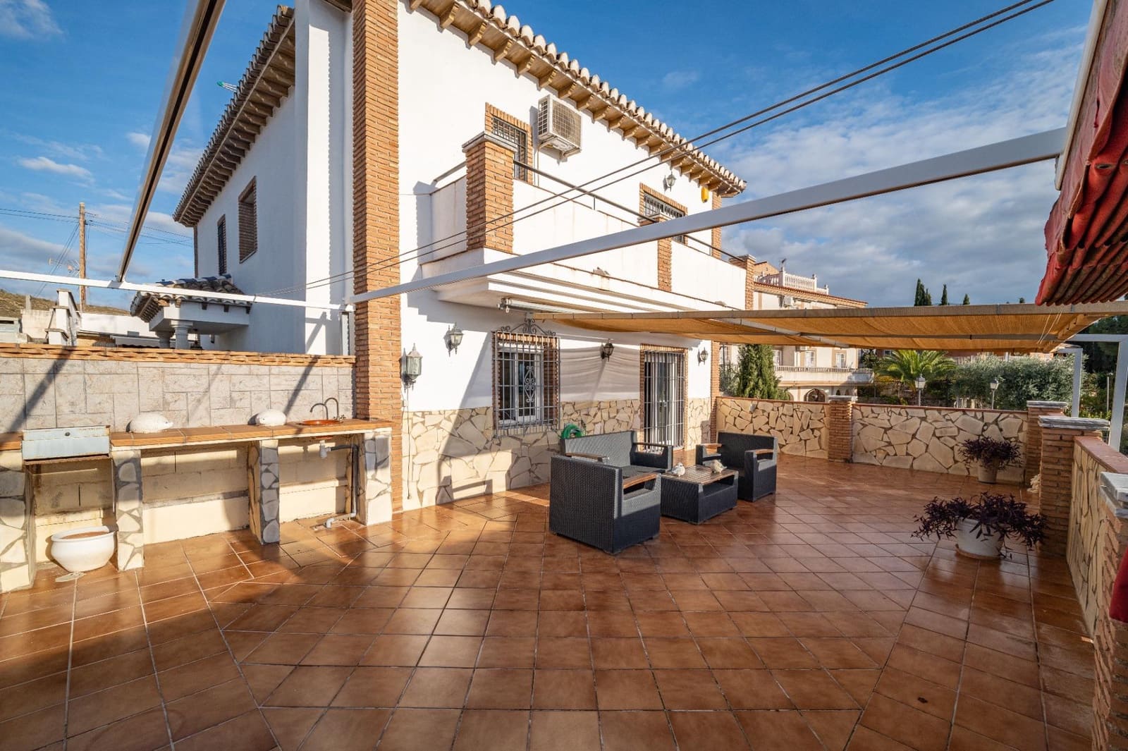 5 soveværelse Villa til salg i Huetor Vega med swimmingpool garage - € 419.000 (Ref: 9591450)