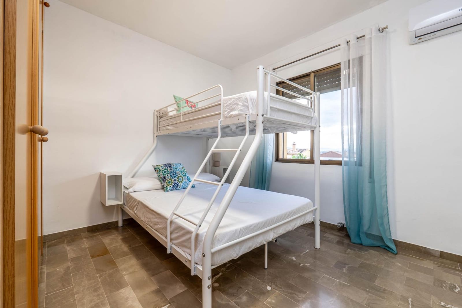 4 quarto Moradia Geminada para venda em Huetor Vega com piscina - 315 000 € (Ref: 9591458)