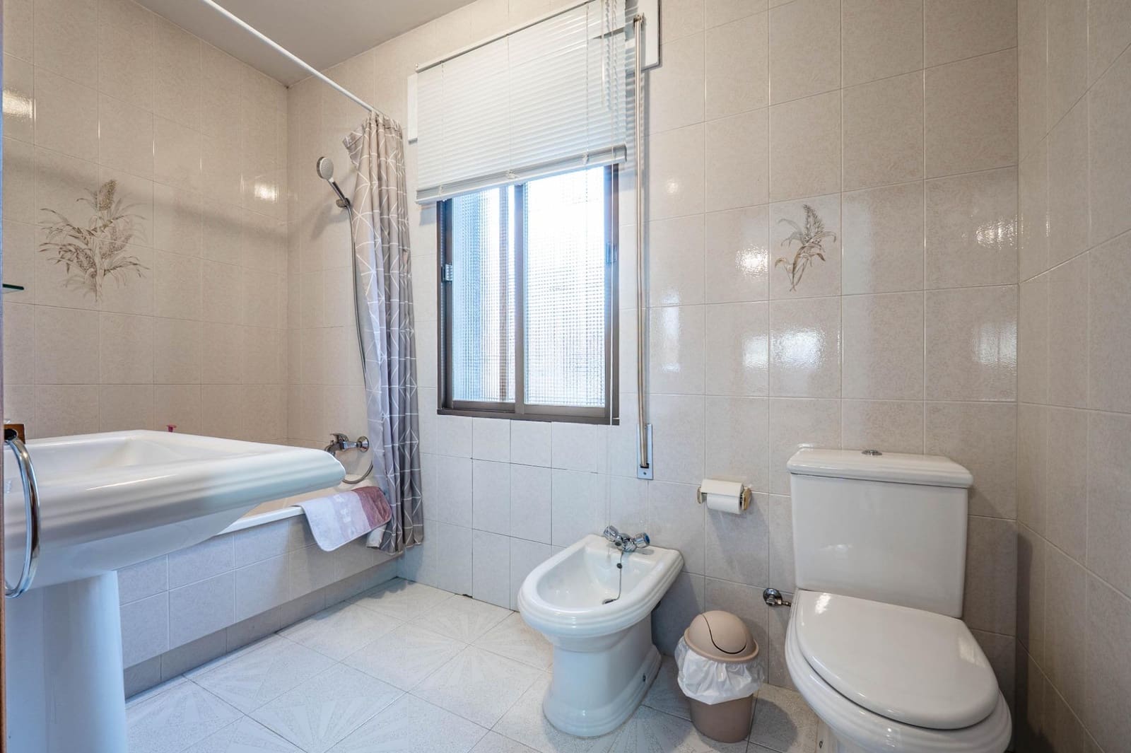 4 quarto Moradia Geminada para venda em Huetor Vega com piscina - 315 000 € (Ref: 9591458)