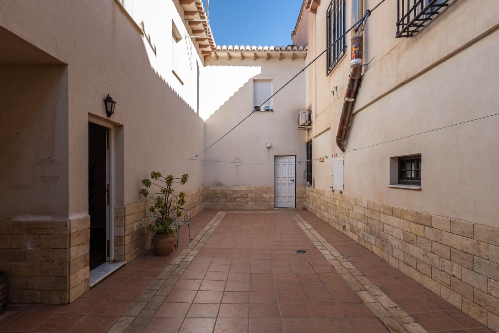 5 bedroom Villa for sale in Ogijares with pool - € 725,000 (Ref: 9615988)