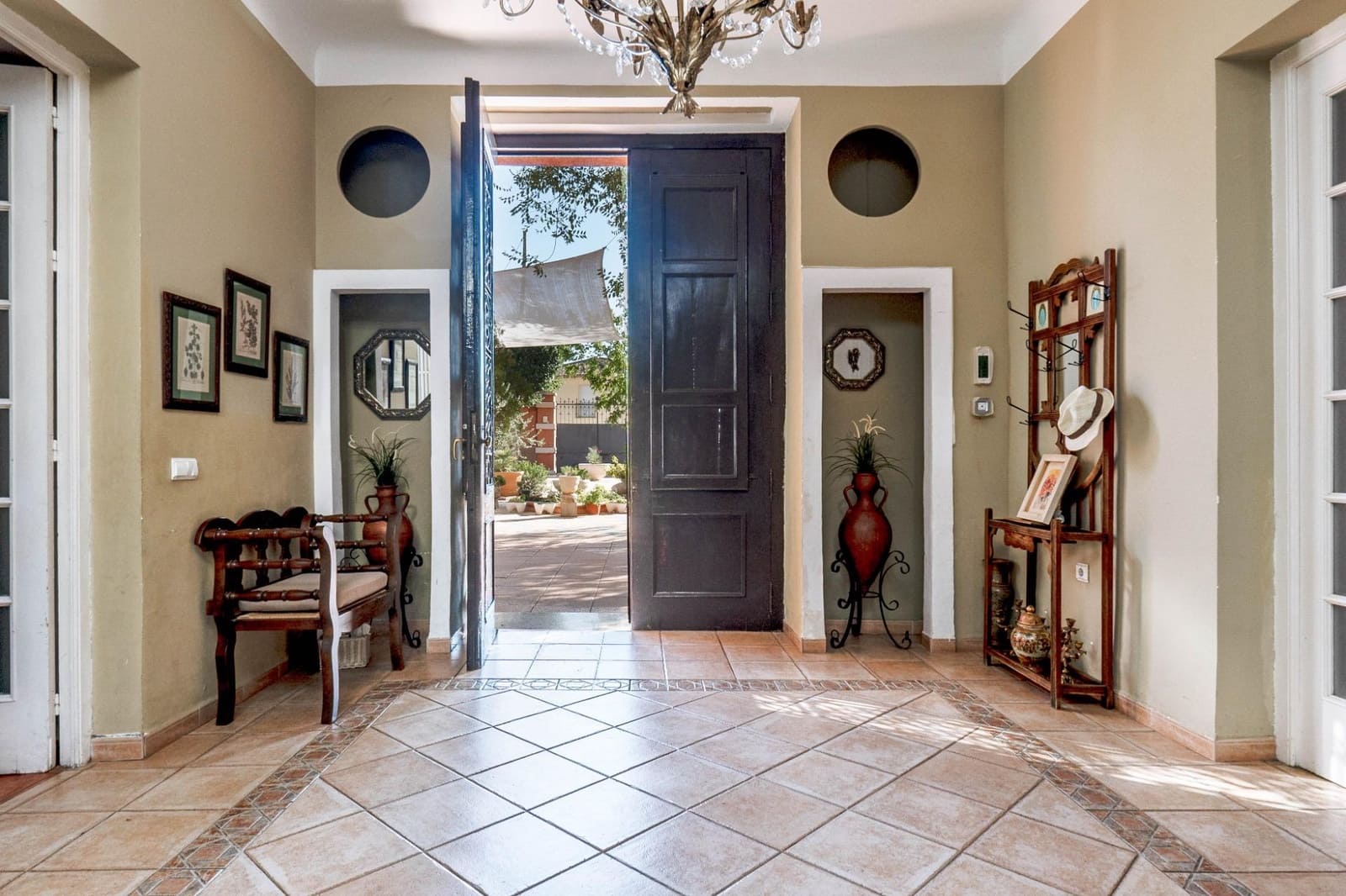 5 bedroom Villa for sale in Ogijares with pool - € 725,000 (Ref: 9615988)