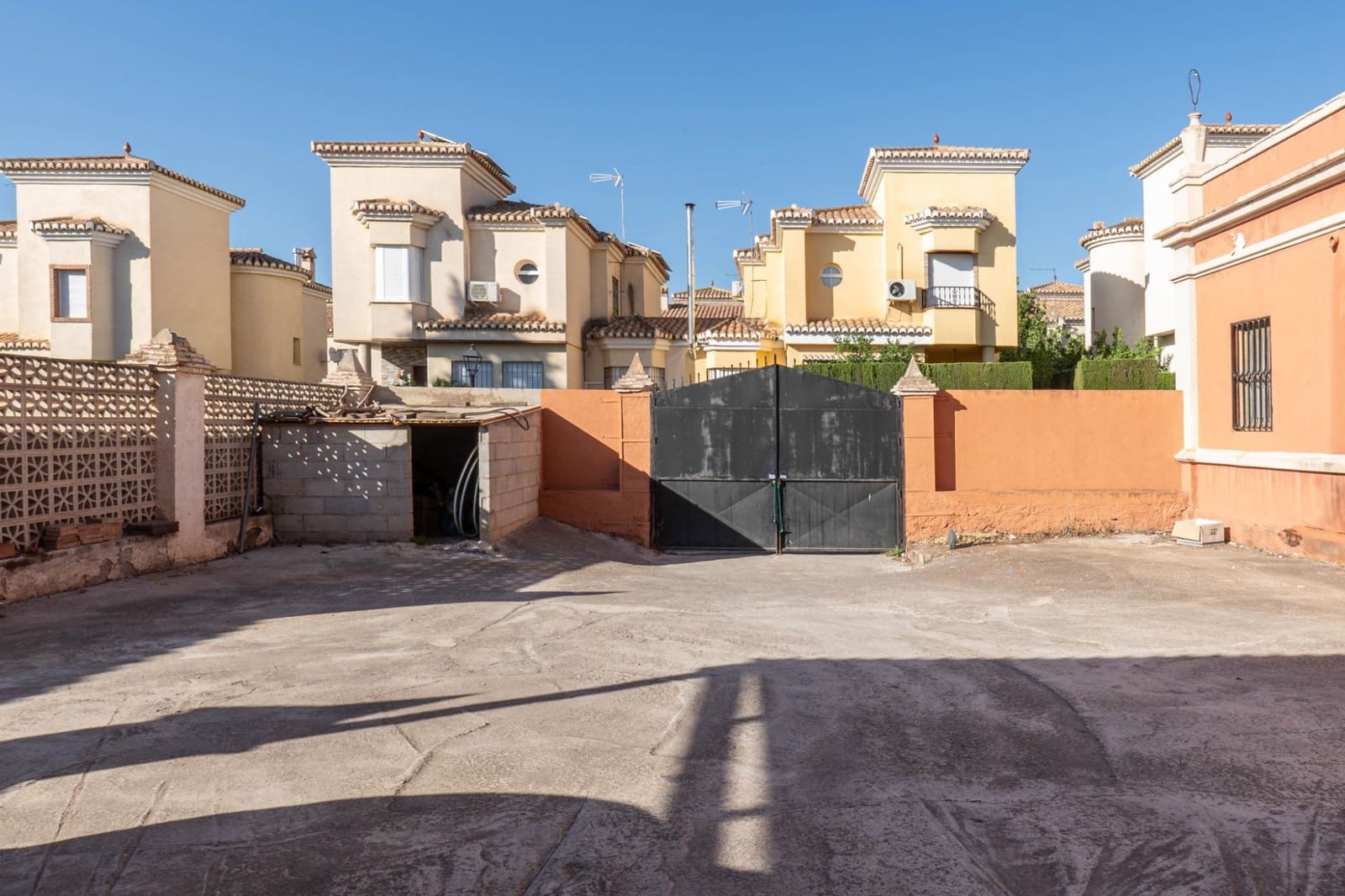 5 bedroom Villa for sale in Ogijares with pool - € 725,000 (Ref: 9615988)