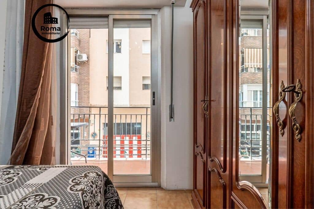 Piso de 4 habitaciones en Granada ciudad en venta - 265.000 € (Ref: 9615999)