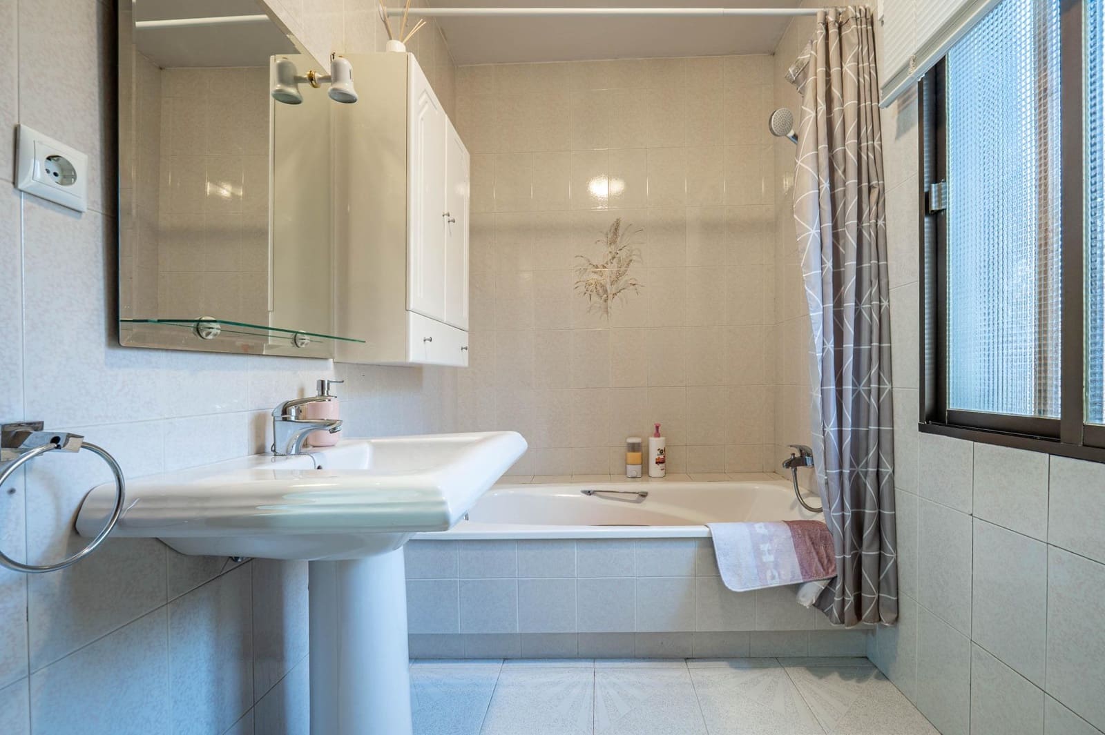 4 bedroom Semi-detached Villa for sale in Huetor Vega with pool - € 315,000 (Ref: 9616006)