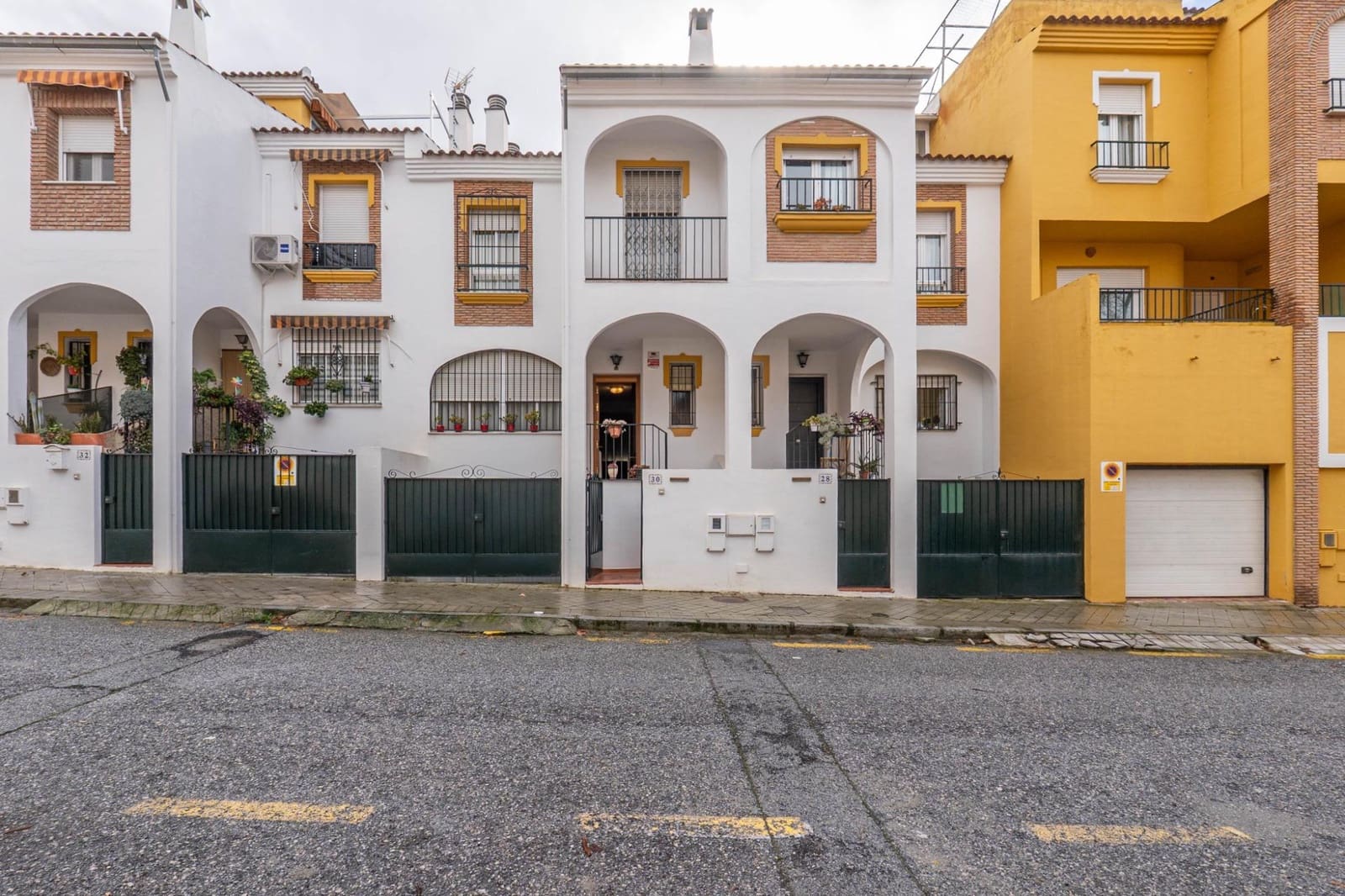 Adosado de 3 habitaciones en Granada ciudad en venta con piscina garaje - 282.000 € (Ref: 9625823)