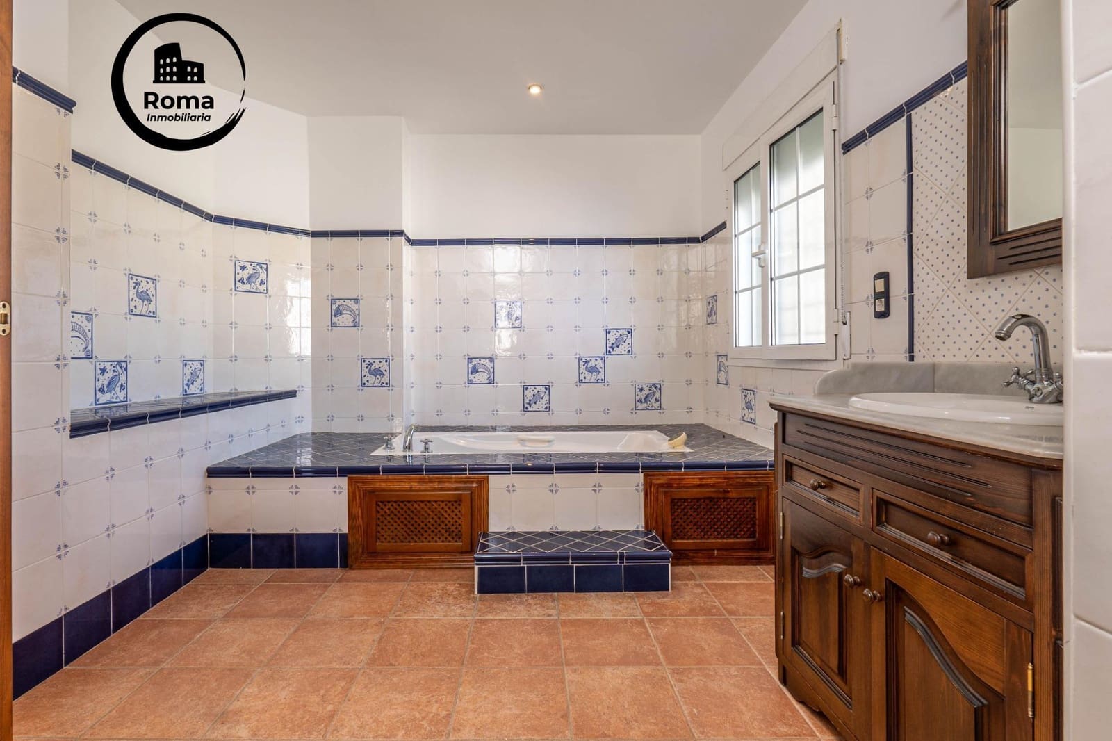 5 bedroom Villa for sale in Santa Fe with pool garage - € 450,000 (Ref: 9630181)