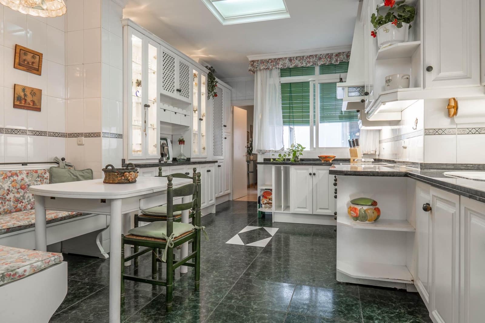 5 slaapkamer Flat te koop in Granada stad - € 460.000 (Ref: 9630195)