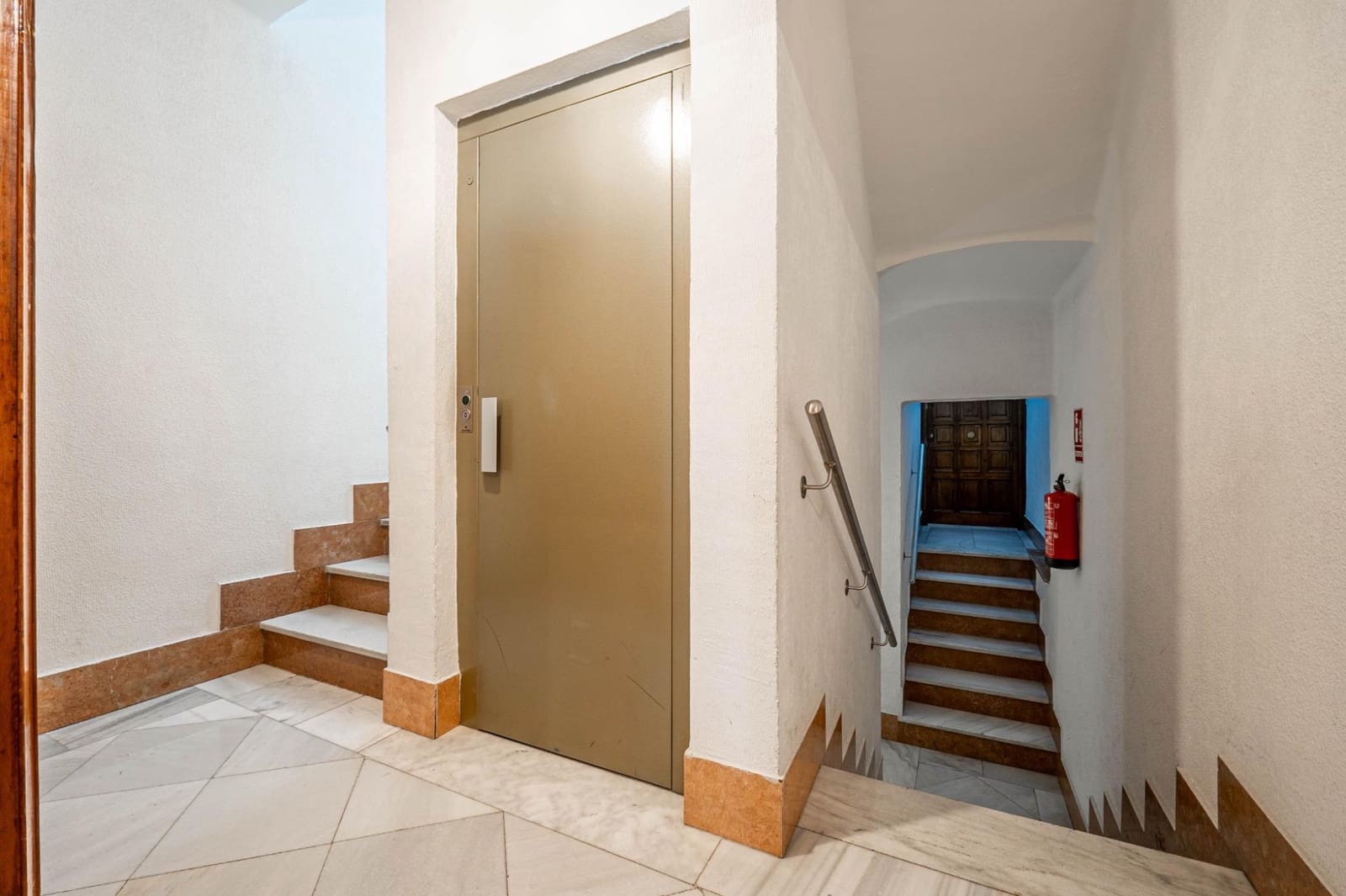 5 slaapkamer Flat te koop in Granada stad - € 460.000 (Ref: 9630195)