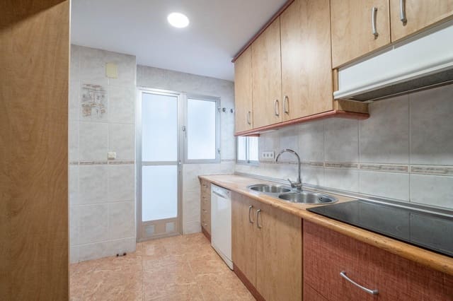 3 bedroom Flat for sale in Centro, Granada city with garage - € 398,000 (Ref: 9652141)