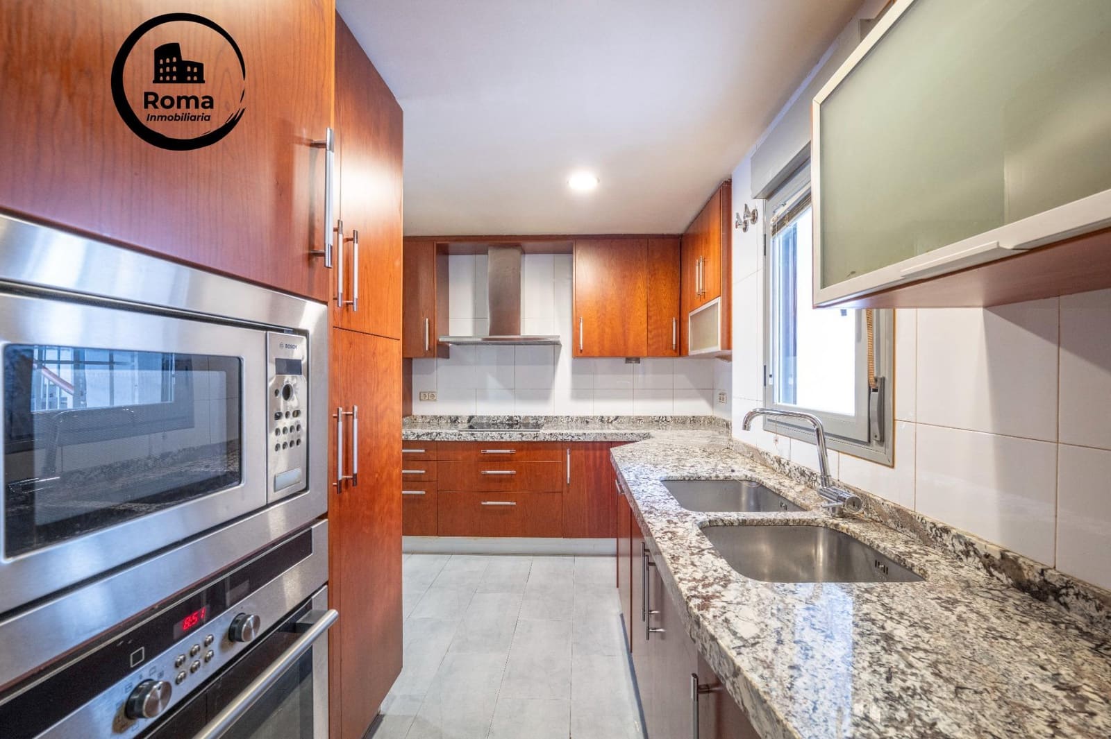 5 bedroom Flat for sale in Granada city with garage - € 358,000 (Ref: 9663863)