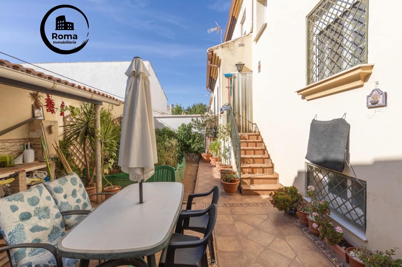 4 bedroom Semi-detached Villa for sale in Albolote with garage - € 299,900 (Ref: 9663884)