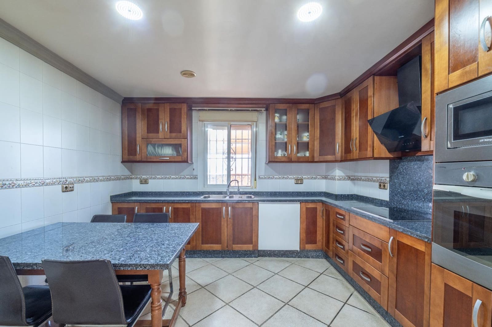 5 quarto Moradia para venda em Huetor Vega com piscina garagem - 419 000 € (Ref: 9670834)