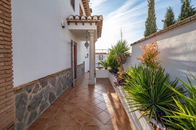 5 Zimmer Villa zu verkaufen in Huétor Vega mit Pool Garage - 419.000 € (Ref: 9670834)