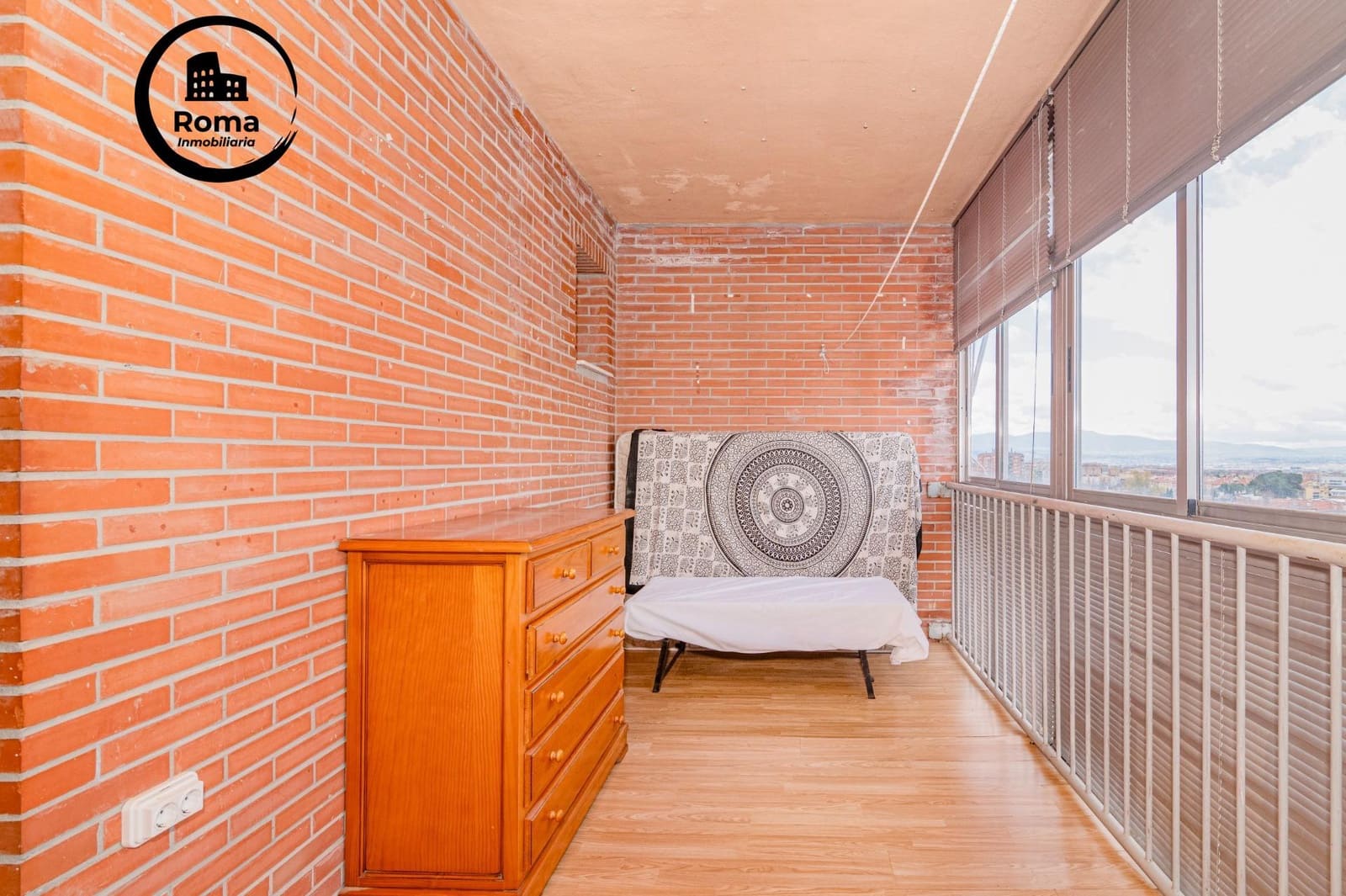 4 bedroom Apartment for sale in Granada city with garage - € 218,000 (Ref: 9674413)