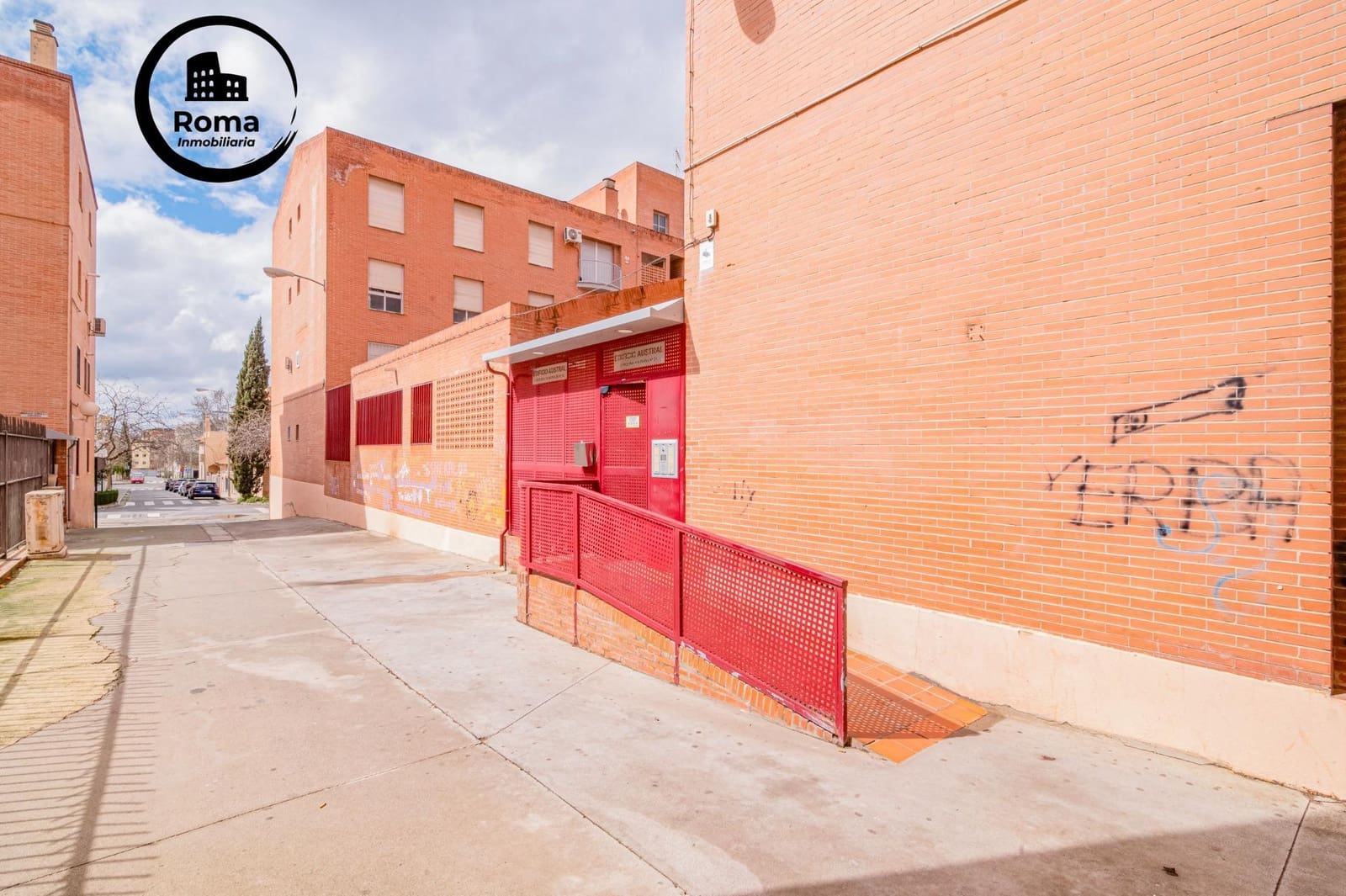 4 bedroom Apartment for sale in Granada city with garage - € 218,000 (Ref: 9674413)