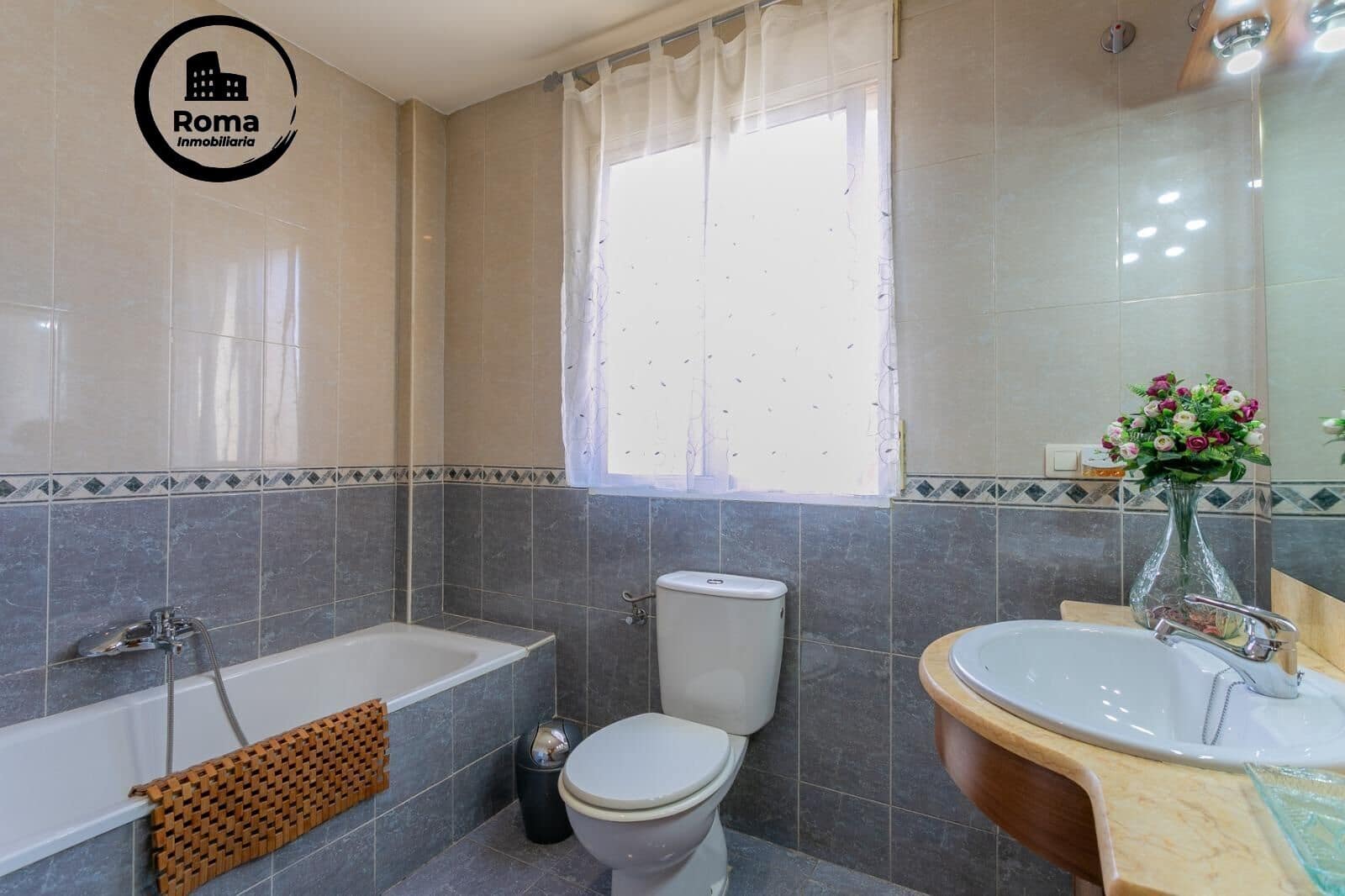 3 slaapkamer Rijtjeshuis te koop in Granada stad met garage - € 290.000 (Ref: 9690923)