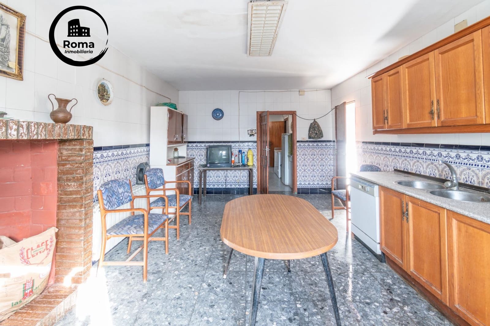 8 slaapkamer Villa te koop in Ambroz - € 290.000 (Ref: 9690927)