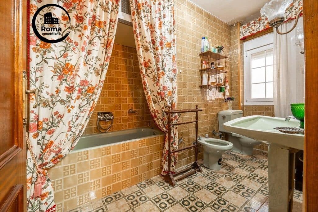 4 bedroom Flat for sale in Granada city with garage - € 410,000 (Ref: 9715044)