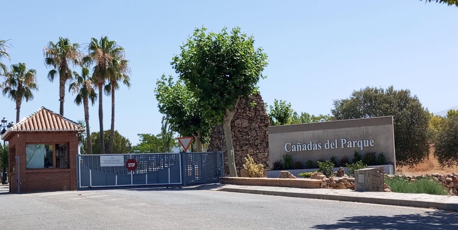 4 bedroom Villa for sale in Dilar with pool garage - € 280,000 (Ref: 9720106)