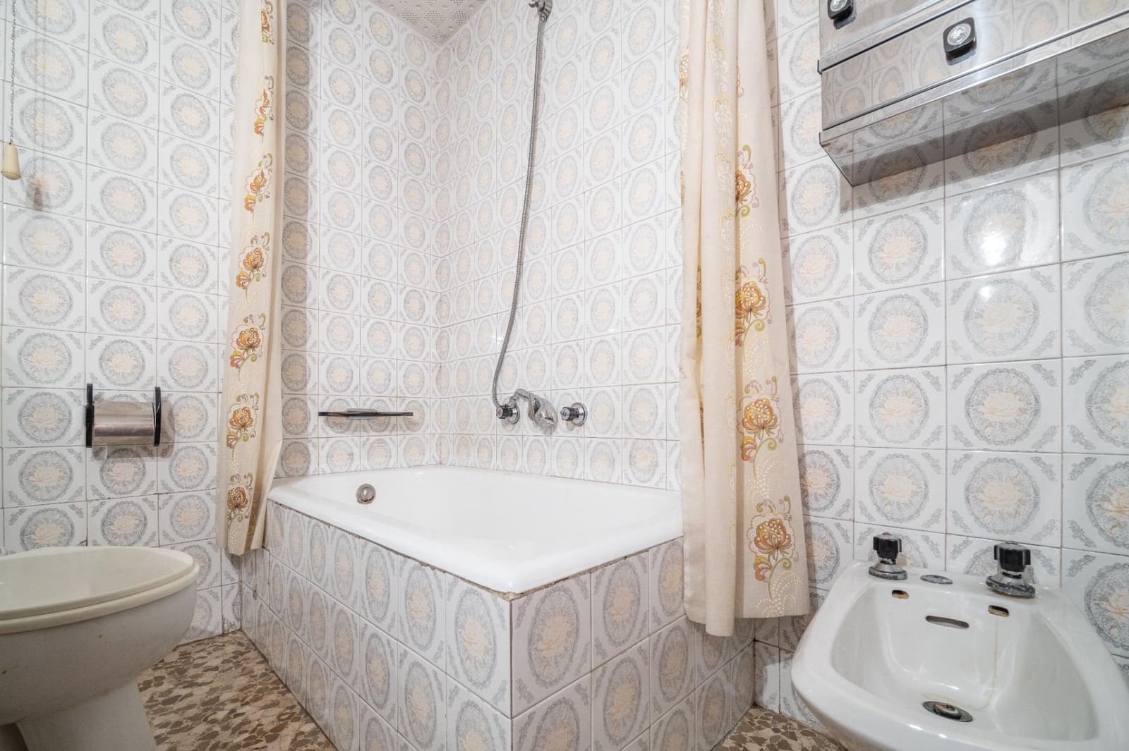 4 bedroom Flat for sale in Granada city with garage - € 375,000 (Ref: 9721817)