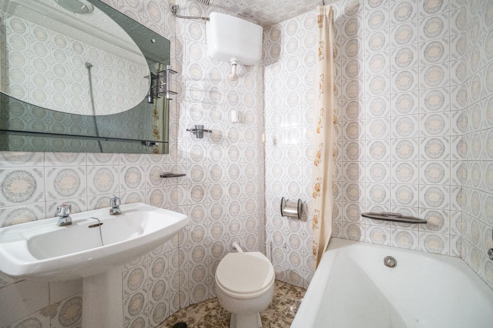 4 bedroom Flat for sale in Granada city with garage - € 375,000 (Ref: 9721817)