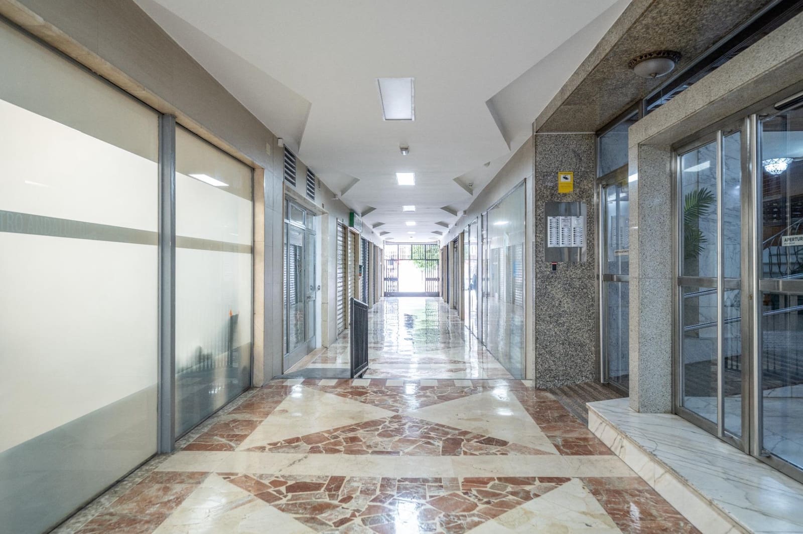 4 bedroom Flat for sale in Granada city with garage - € 375,000 (Ref: 9721817)