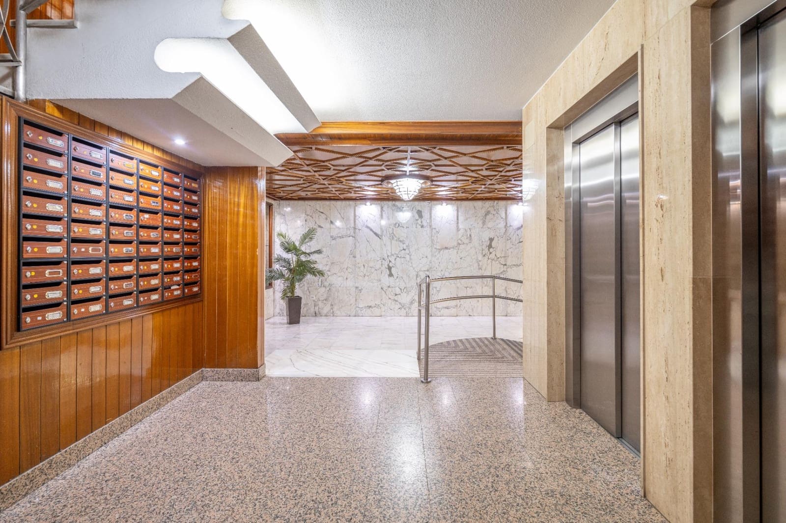 4 bedroom Flat for sale in Granada city with garage - € 375,000 (Ref: 9721817)