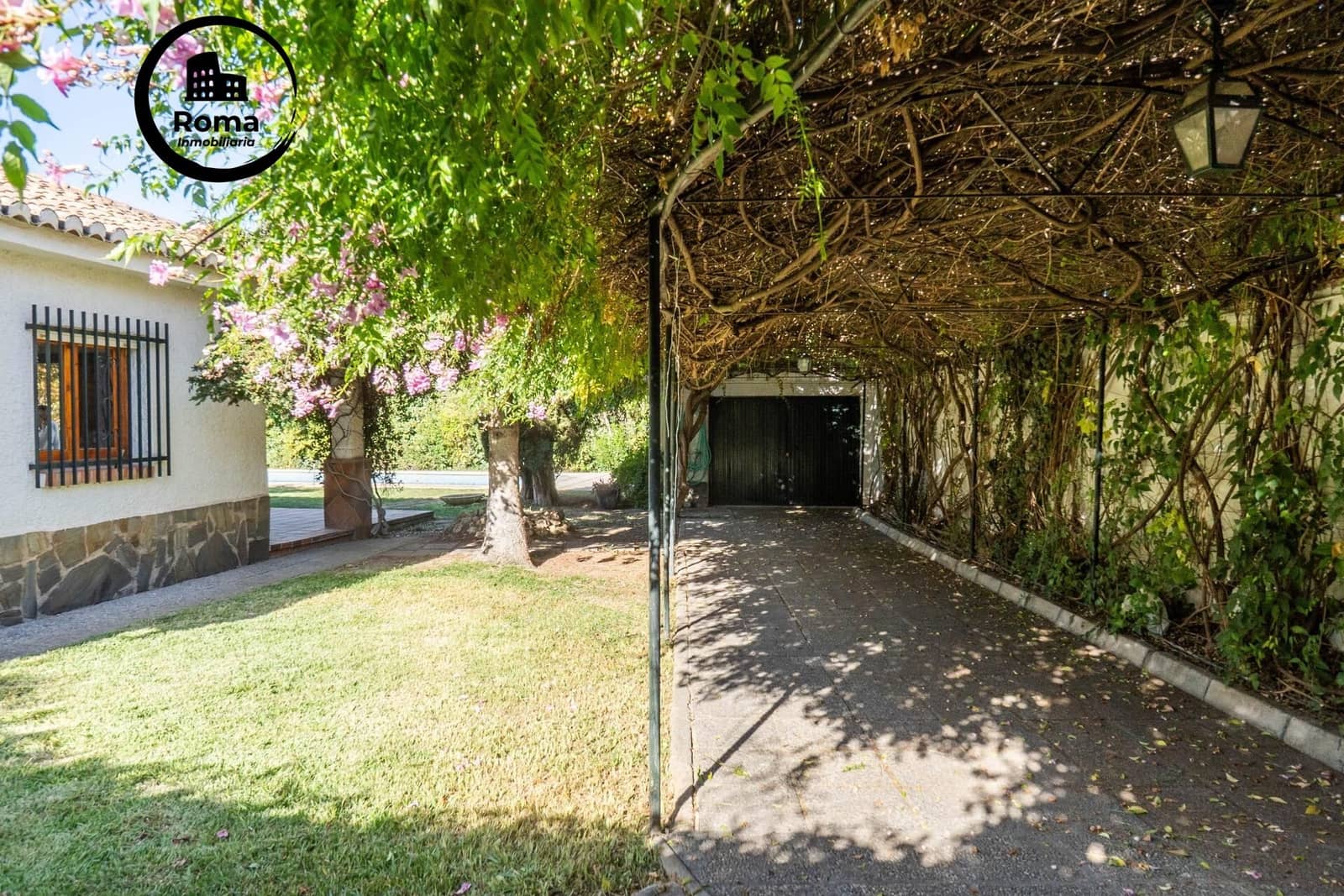 4 bedroom Villa for sale in Ogijares with pool garage - € 399,000 (Ref: 9721820)