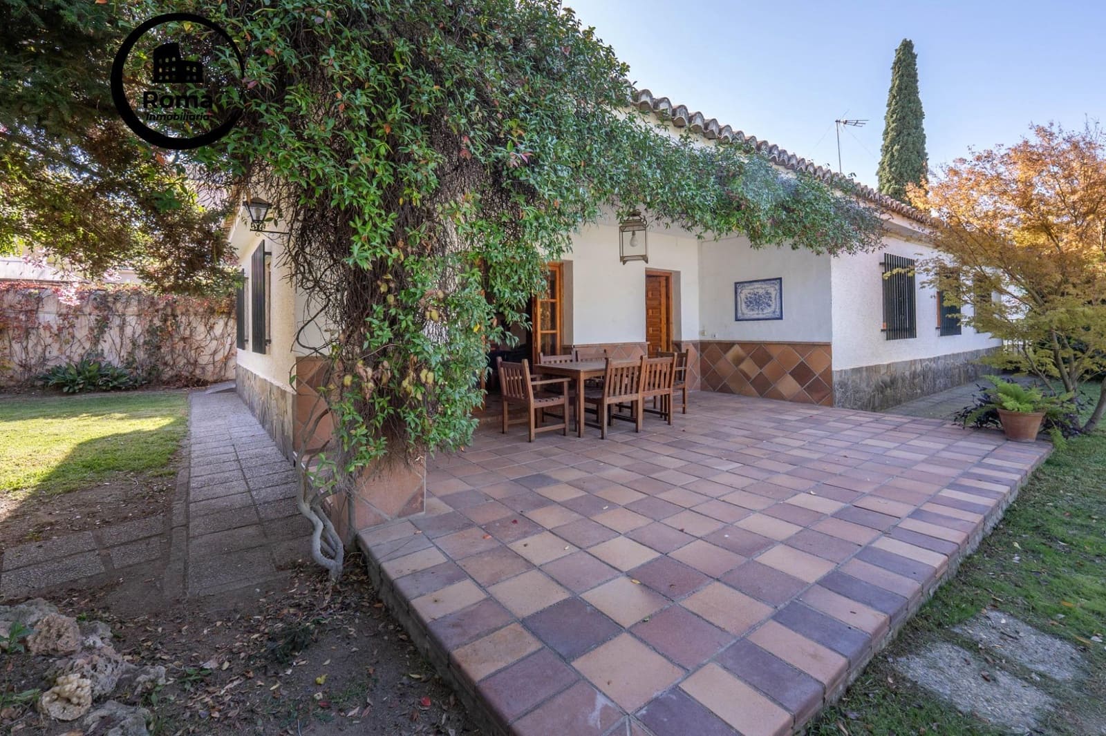 4 bedroom Villa for sale in Ogijares with pool garage - € 399,000 (Ref: 9721820)