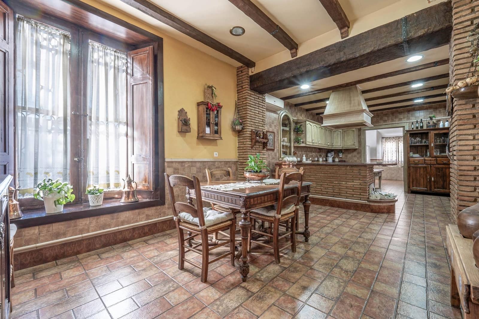 5 bedroom Villa for sale in Ogijares with pool - € 725,000 (Ref: 9721821)