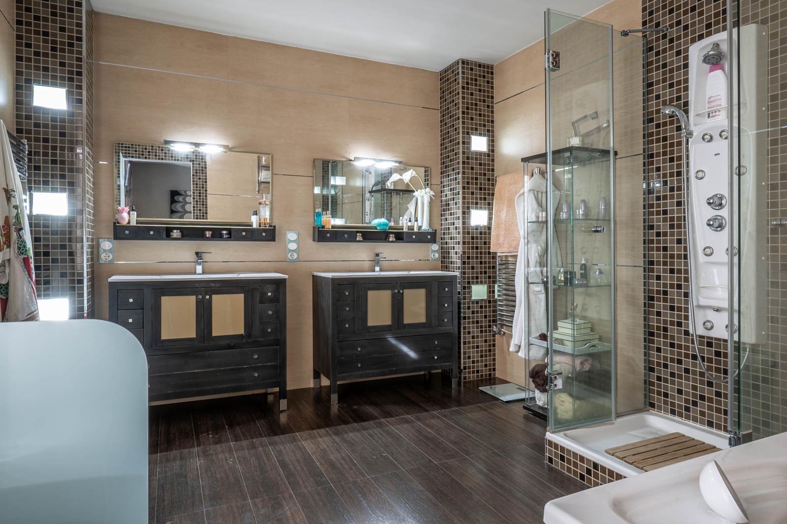 5 bedroom Villa for sale in Ogijares with pool - € 725,000 (Ref: 9721821)