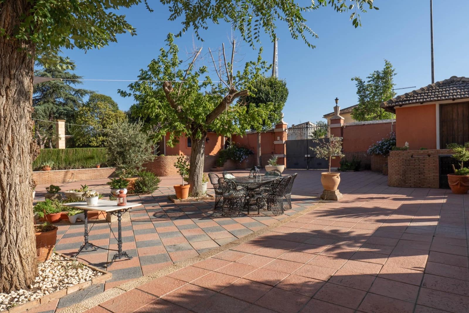 5 bedroom Villa for sale in Ogijares with pool - € 725,000 (Ref: 9721821)