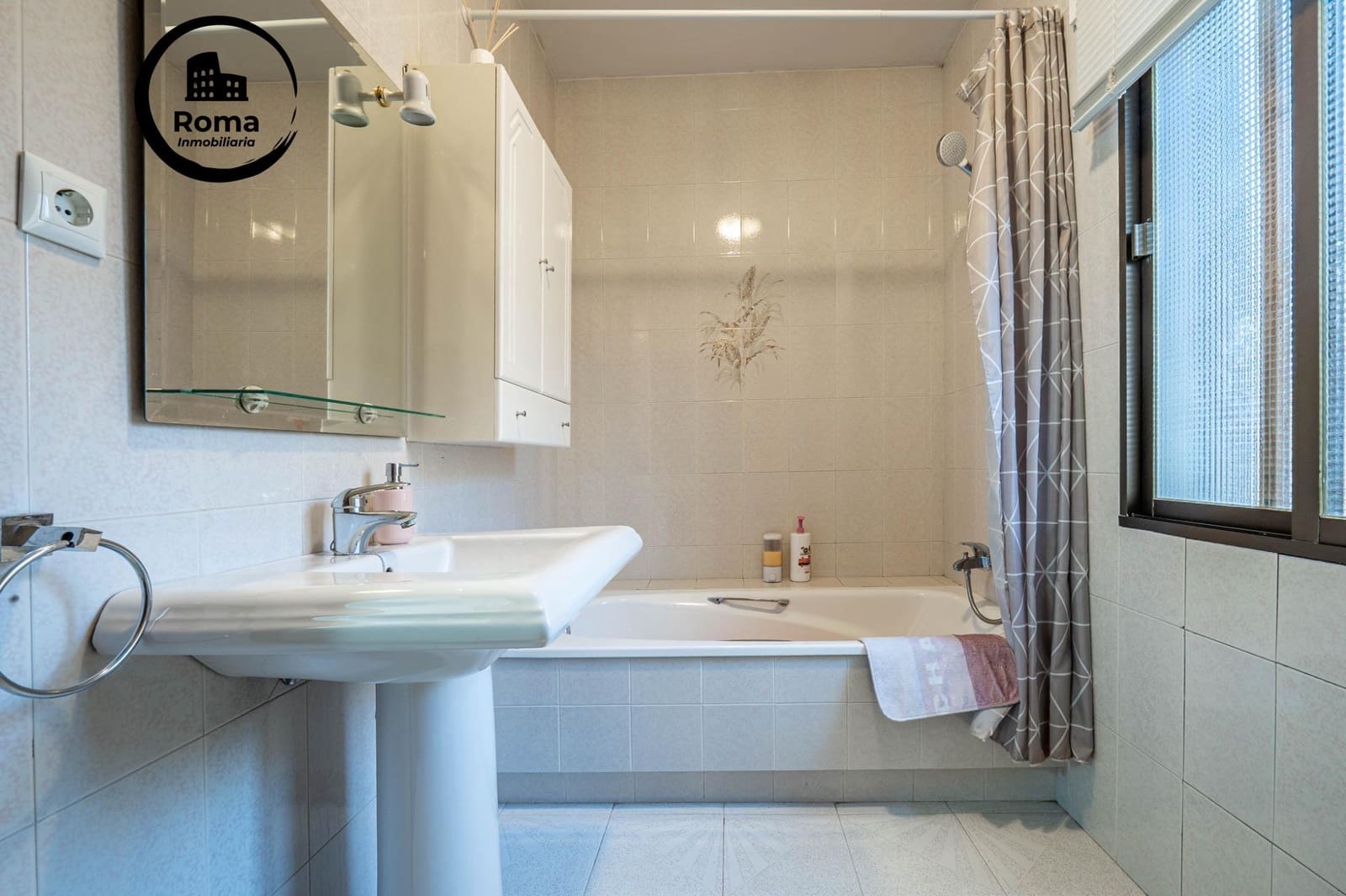 4 bedroom Semi-detached Villa for sale in Huetor Vega with pool - € 315,000 (Ref: 9748147)