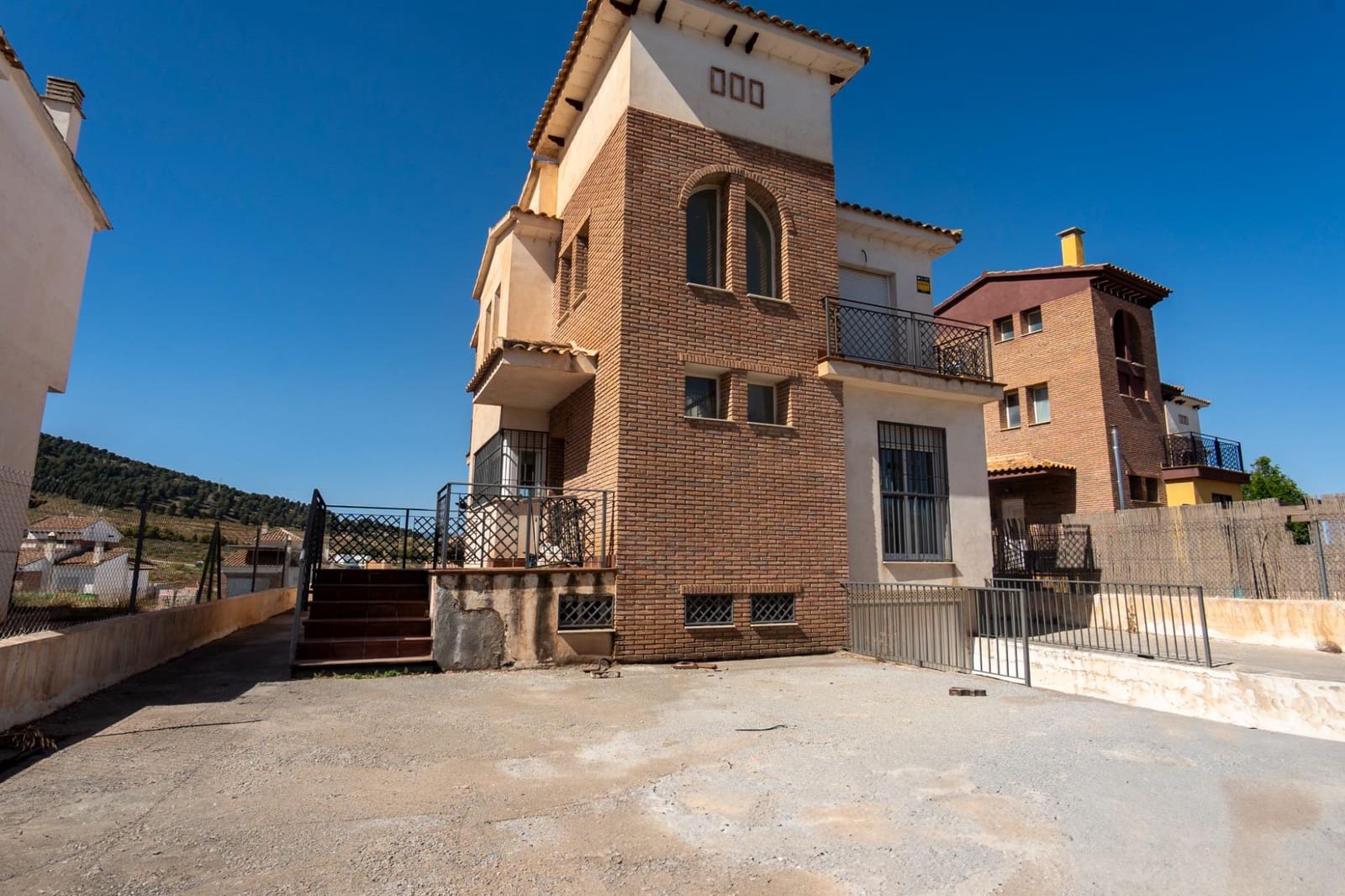 4 soveværelse Villa til salg i Dilar med swimmingpool garage - € 280.000 (Ref: 9791176)