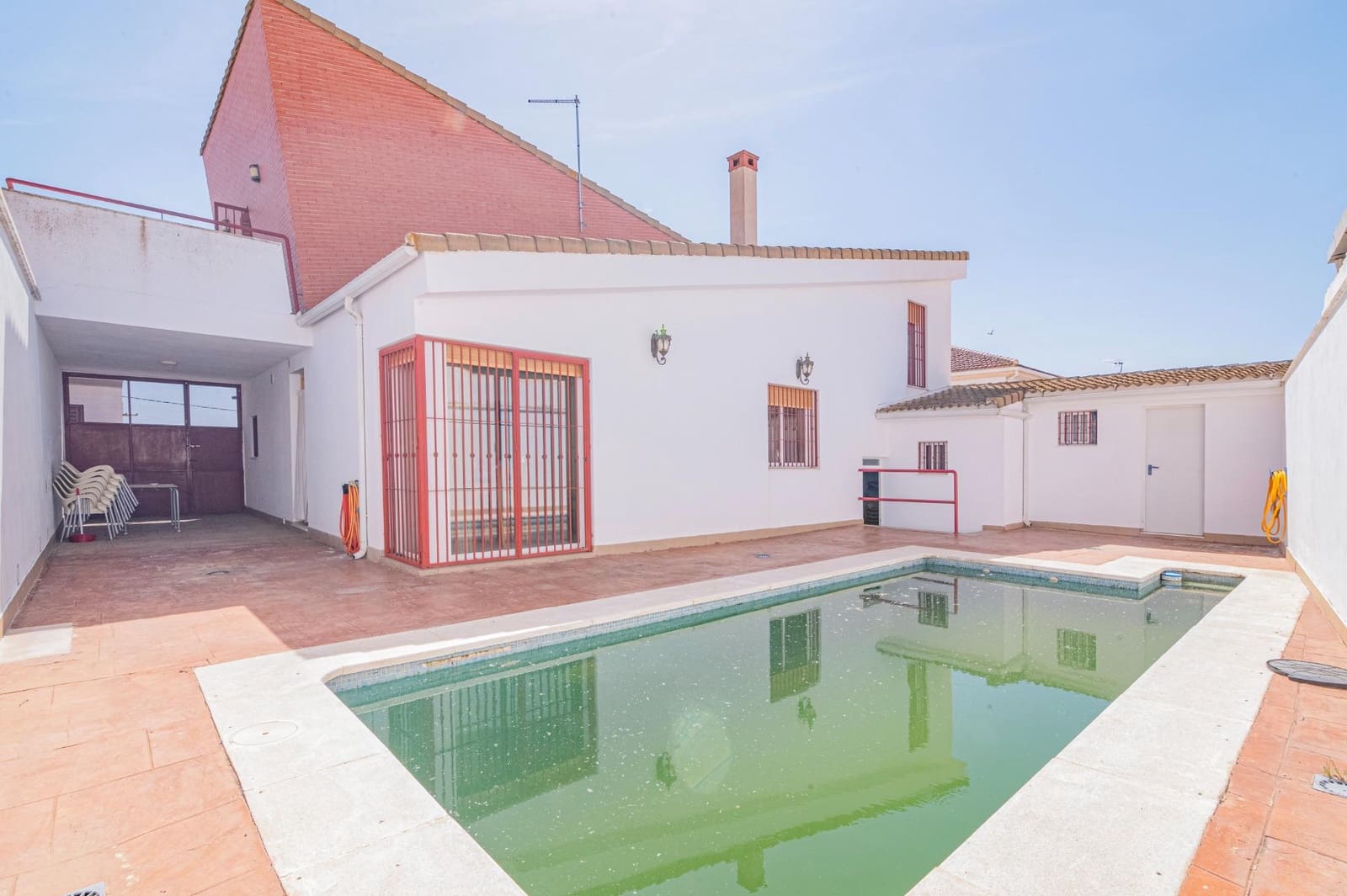 5 bedroom Villa for sale in Tocon with pool garage - € 210,000 (Ref: 9808112)