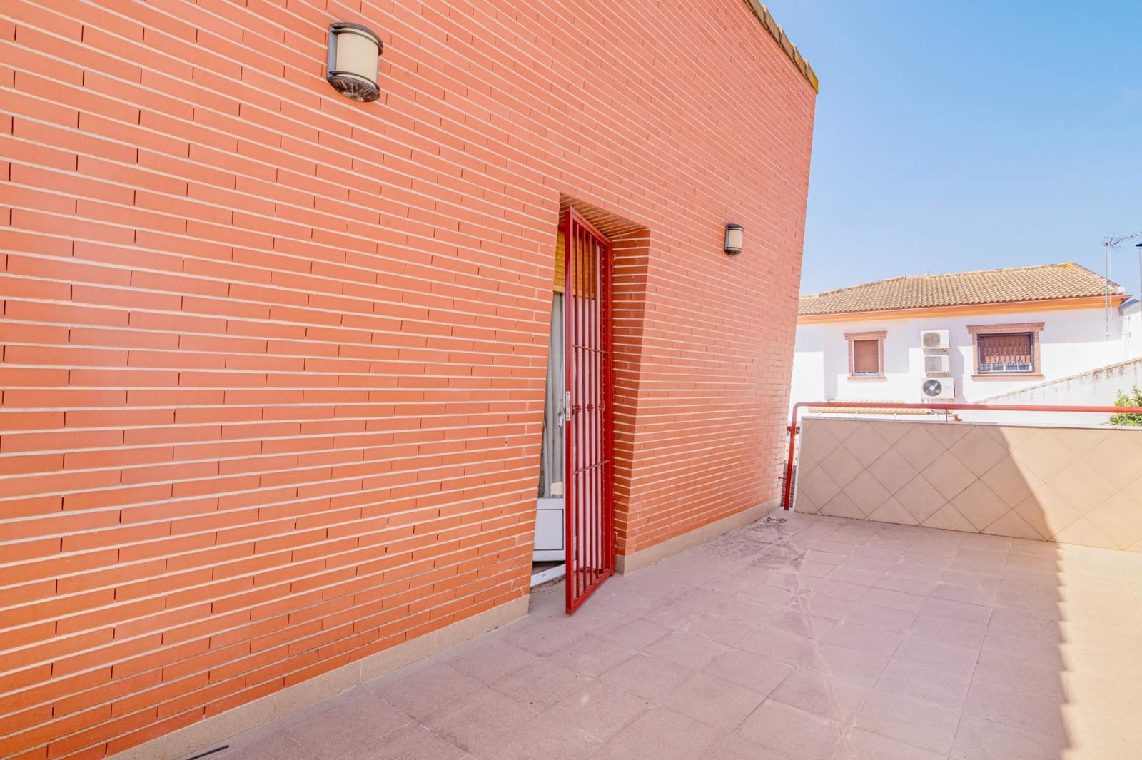 5 bedroom Villa for sale in Tocon with pool garage - € 210,000 (Ref: 9808112)