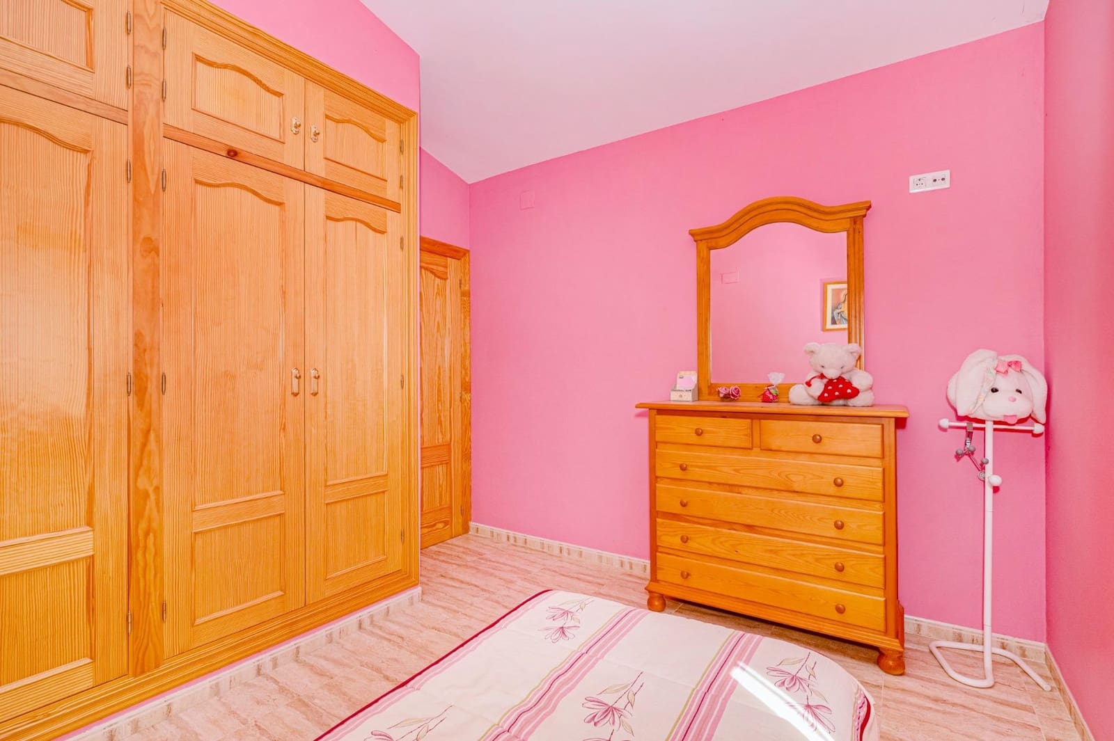 5 bedroom Villa for sale in Tocon with pool garage - € 210,000 (Ref: 9808112)