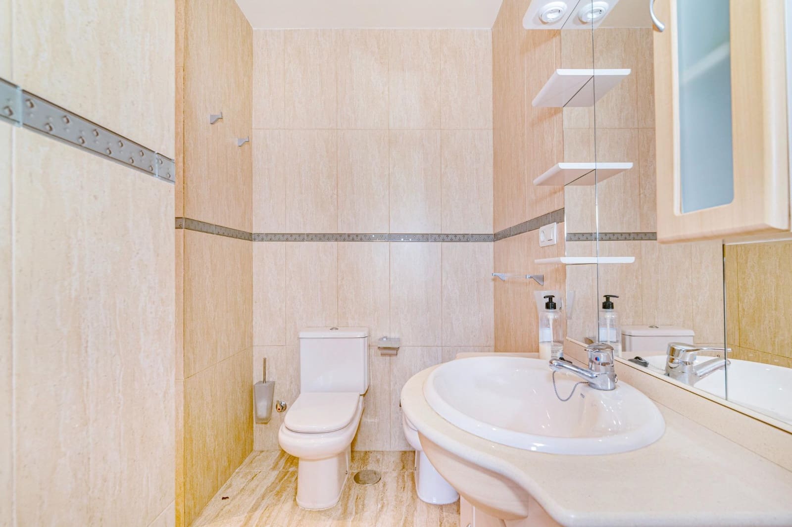 5 bedroom Villa for sale in Tocon with pool garage - € 210,000 (Ref: 9808112)