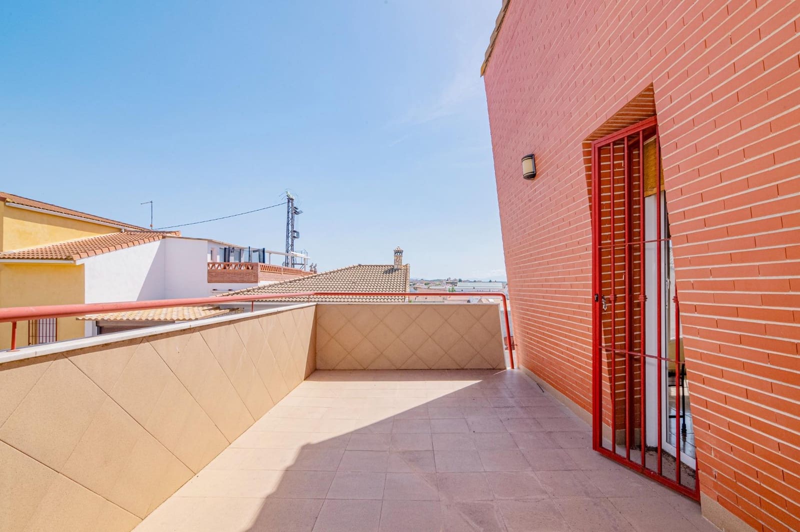 5 bedroom Villa for sale in Tocon with pool garage - € 210,000 (Ref: 9808112)