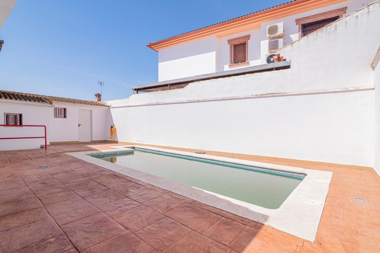 5 bedroom Villa for sale in Tocon with pool garage - € 210,000 (Ref: 9808112)