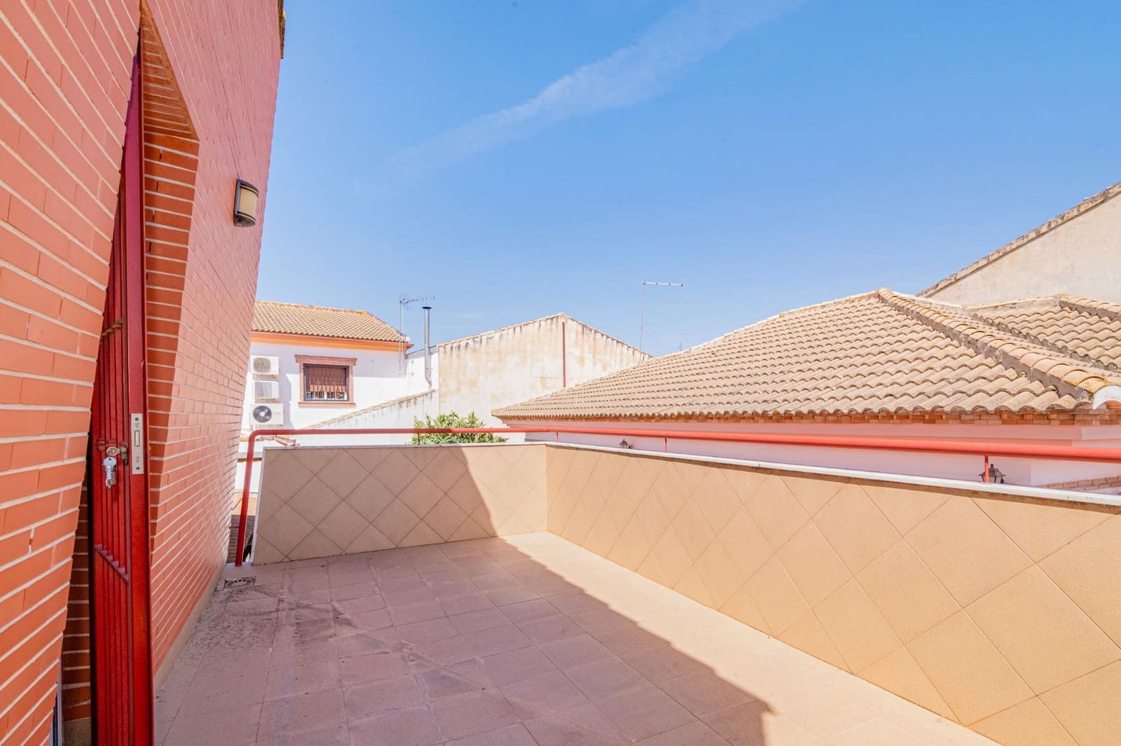 5 bedroom Villa for sale in Tocon with pool garage - € 210,000 (Ref: 9808112)