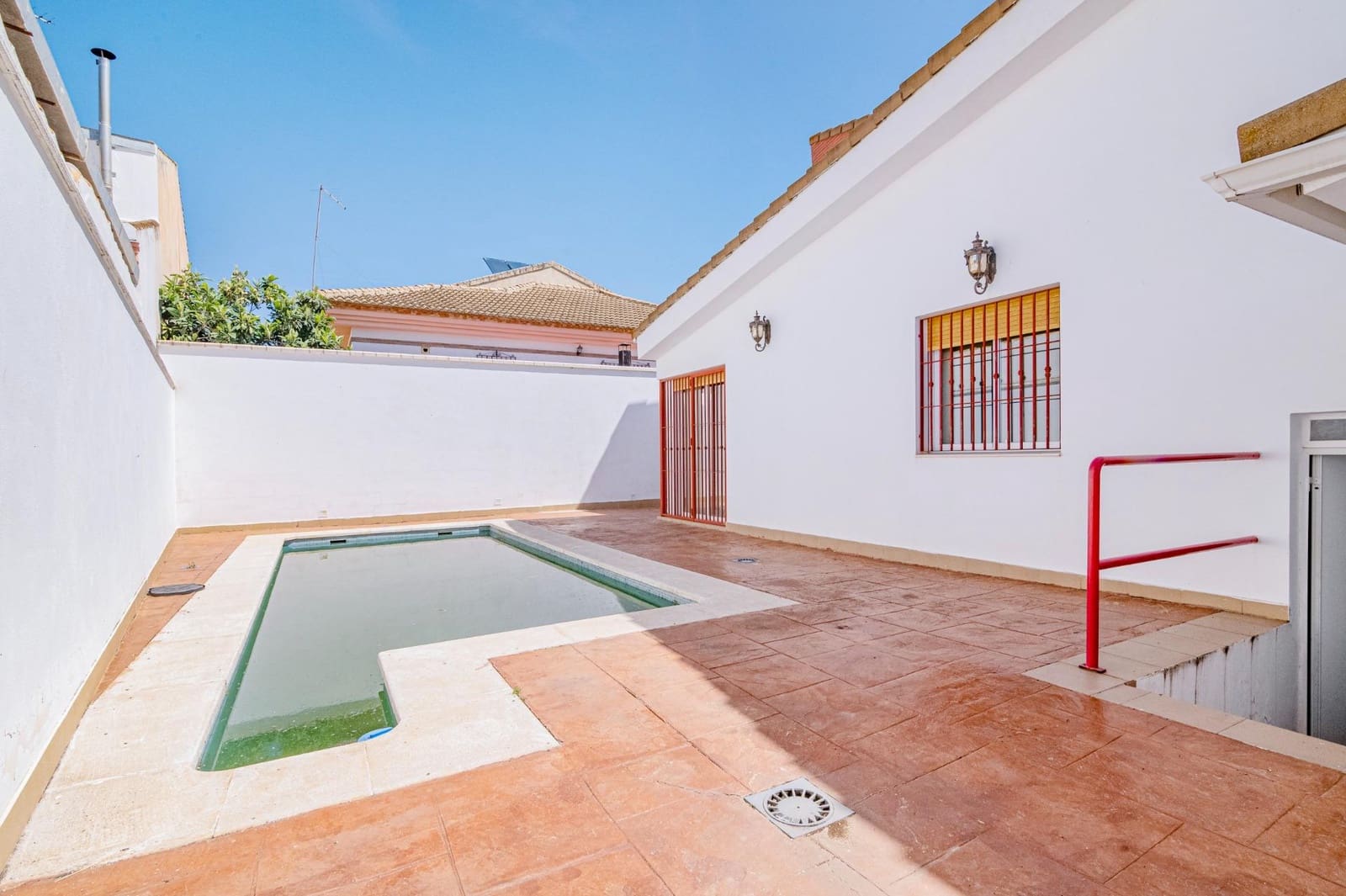 5 bedroom Villa for sale in Tocon with pool garage - € 210,000 (Ref: 9808112)