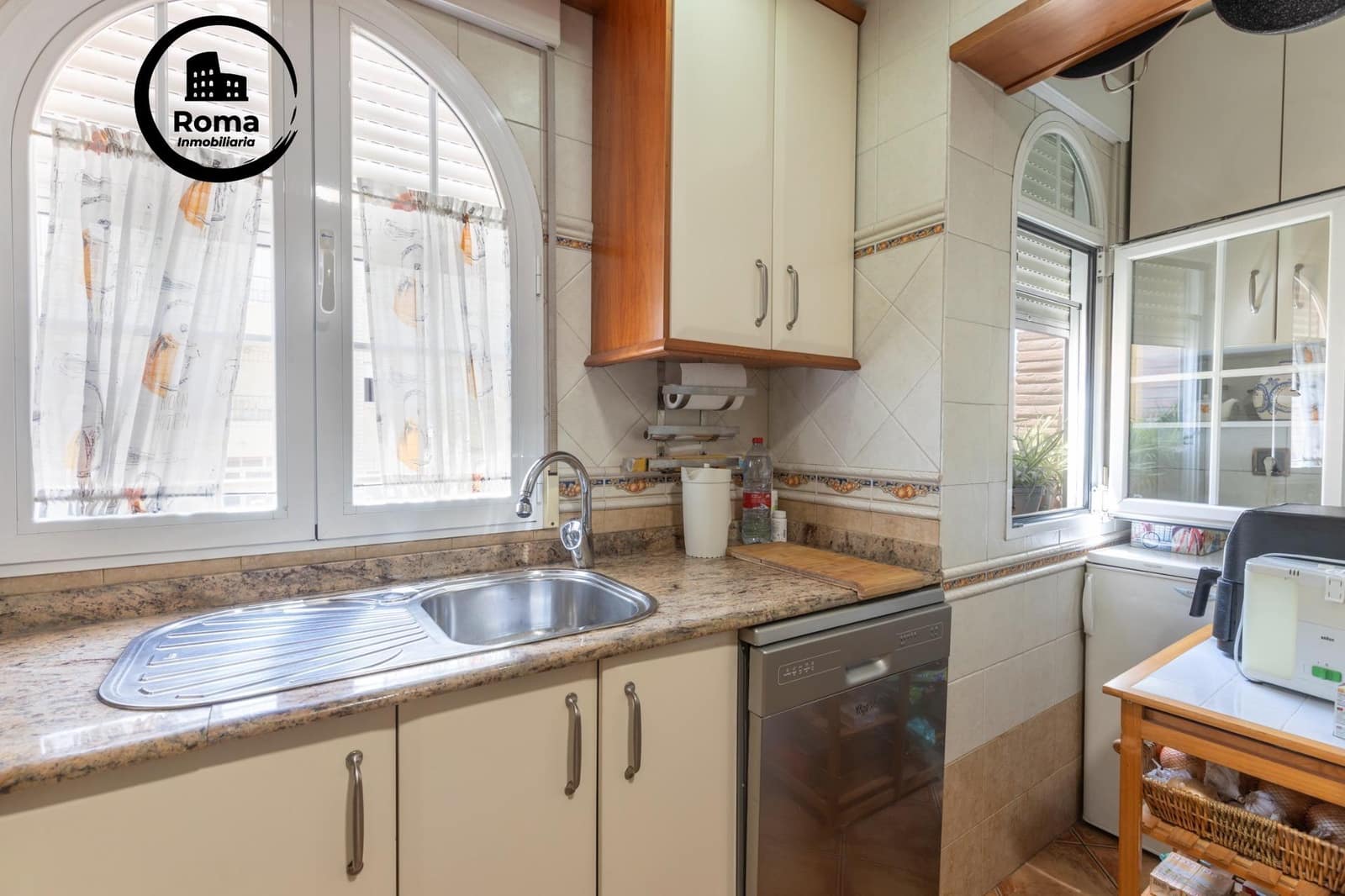 5 bedroom Townhouse for sale in Granada city with garage - € 360,000 (Ref: 9815994)