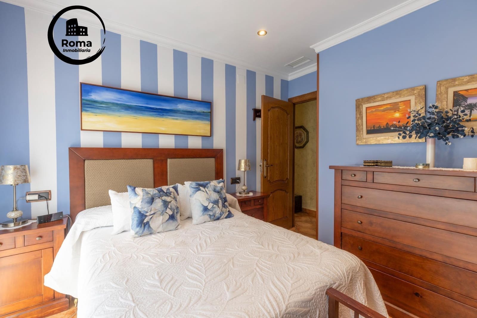 5 bedroom Townhouse for sale in Granada city with garage - € 360,000 (Ref: 9815994)