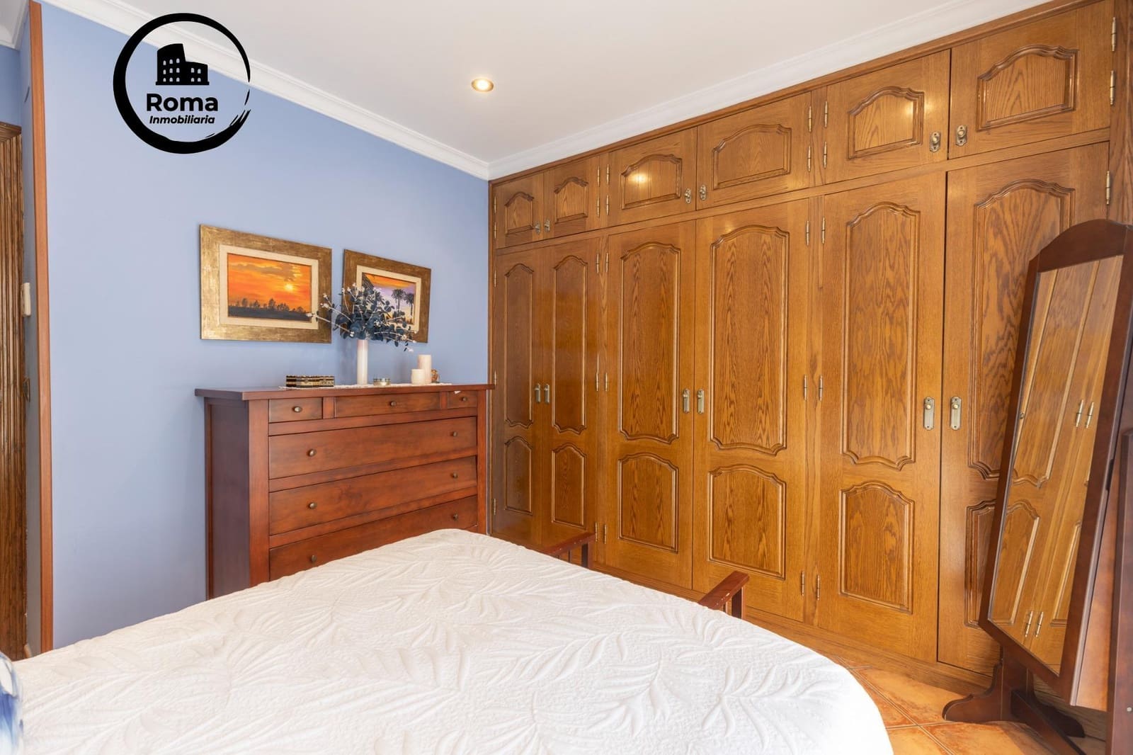 5 bedroom Townhouse for sale in Granada city with garage - € 360,000 (Ref: 9815994)